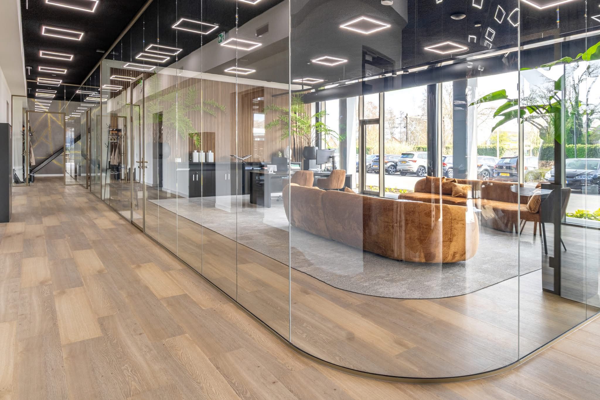 Buitenaanzicht van de Ariënsgedachteniskerk, showroom van Ledercollection